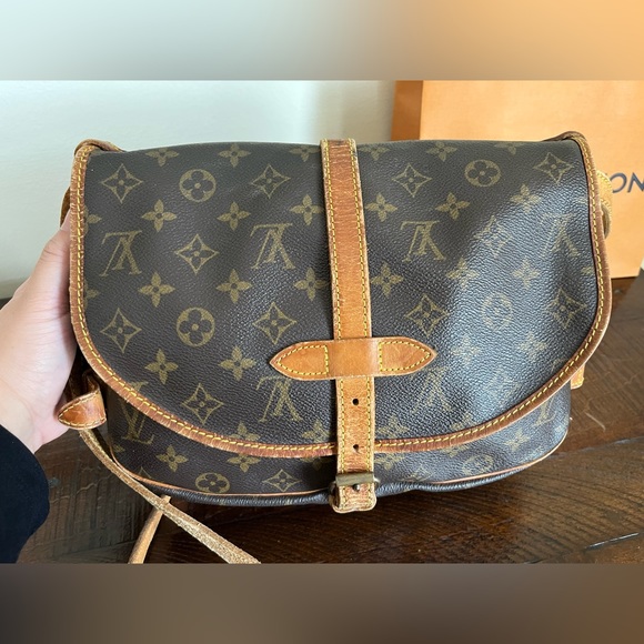 Louis Vuitton Saumur 30 in Monogram - Picture 2 of 15